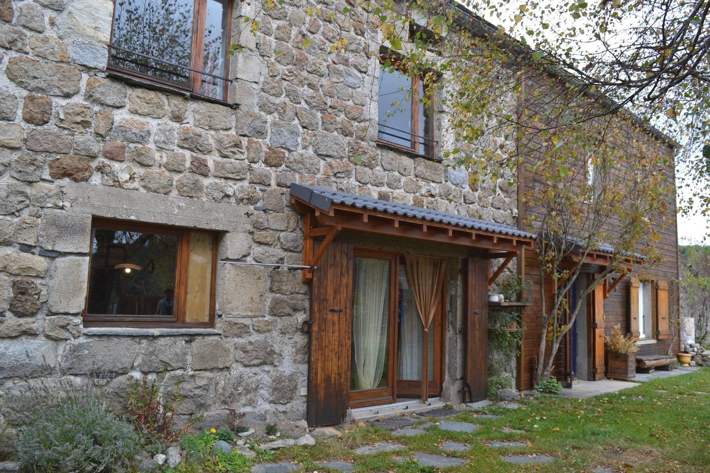 Entre Le Chambon et St Agrève, ferme rénovée. Potentiel à exploiter. Gîte. Habitable immédiatement.