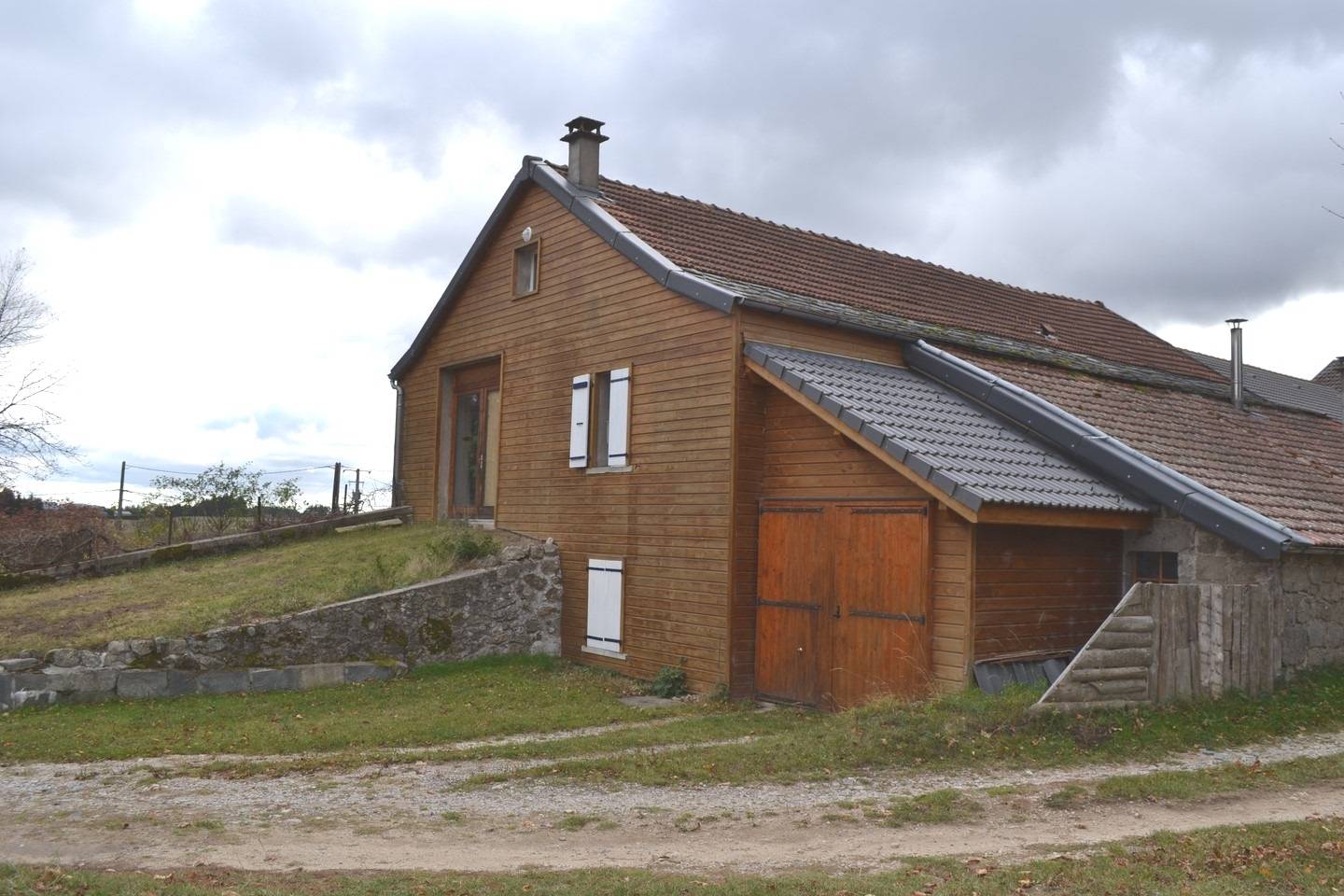 Entre Le Chambon et St Agrève, ferme rénovée. Potentiel à exploiter. Gîte. Habitable immédiatement.