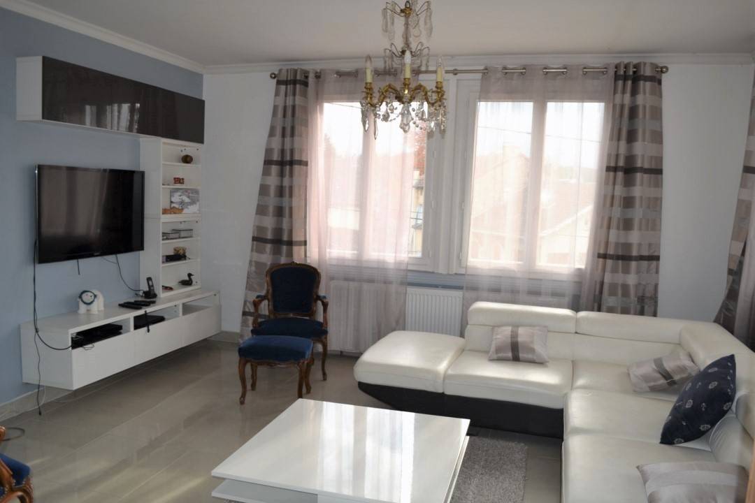 Appartement Tence T4. Ensoleillé, beaux volumes, balcon