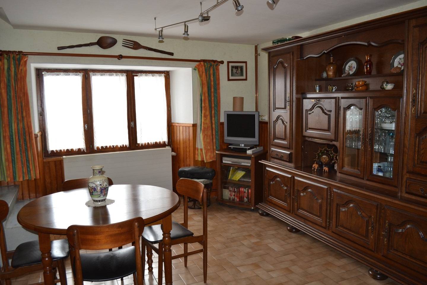 Saint Front. Maison de village en partie rénovée