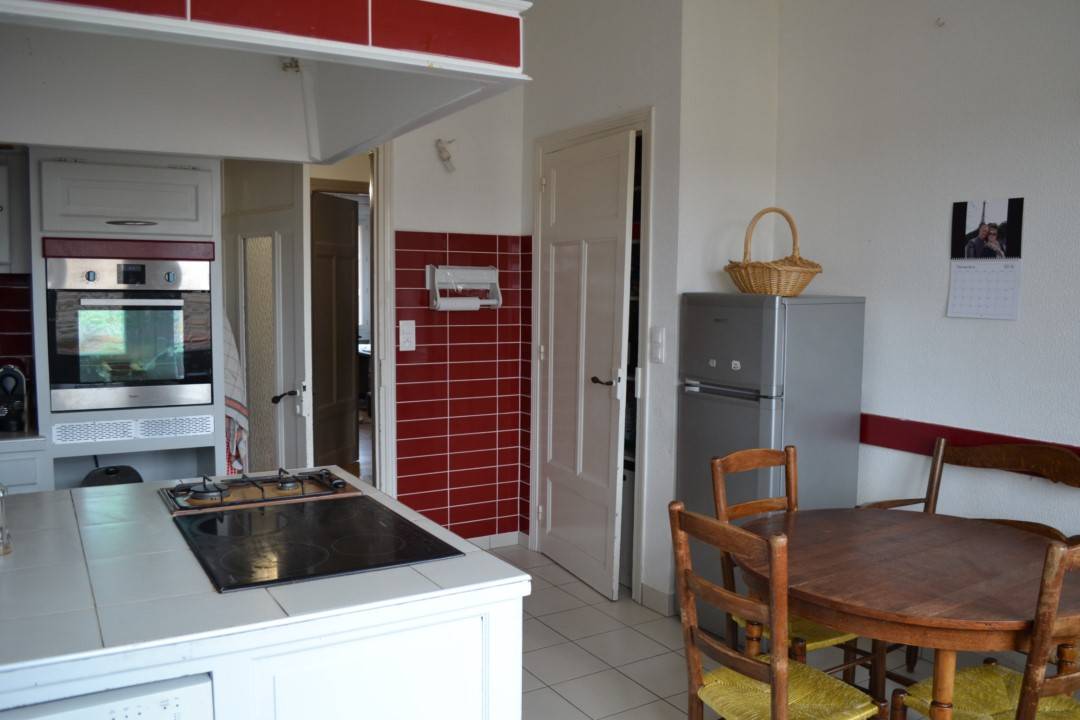 Appartement Tence T4. Ensoleillé, beaux volumes, balcon