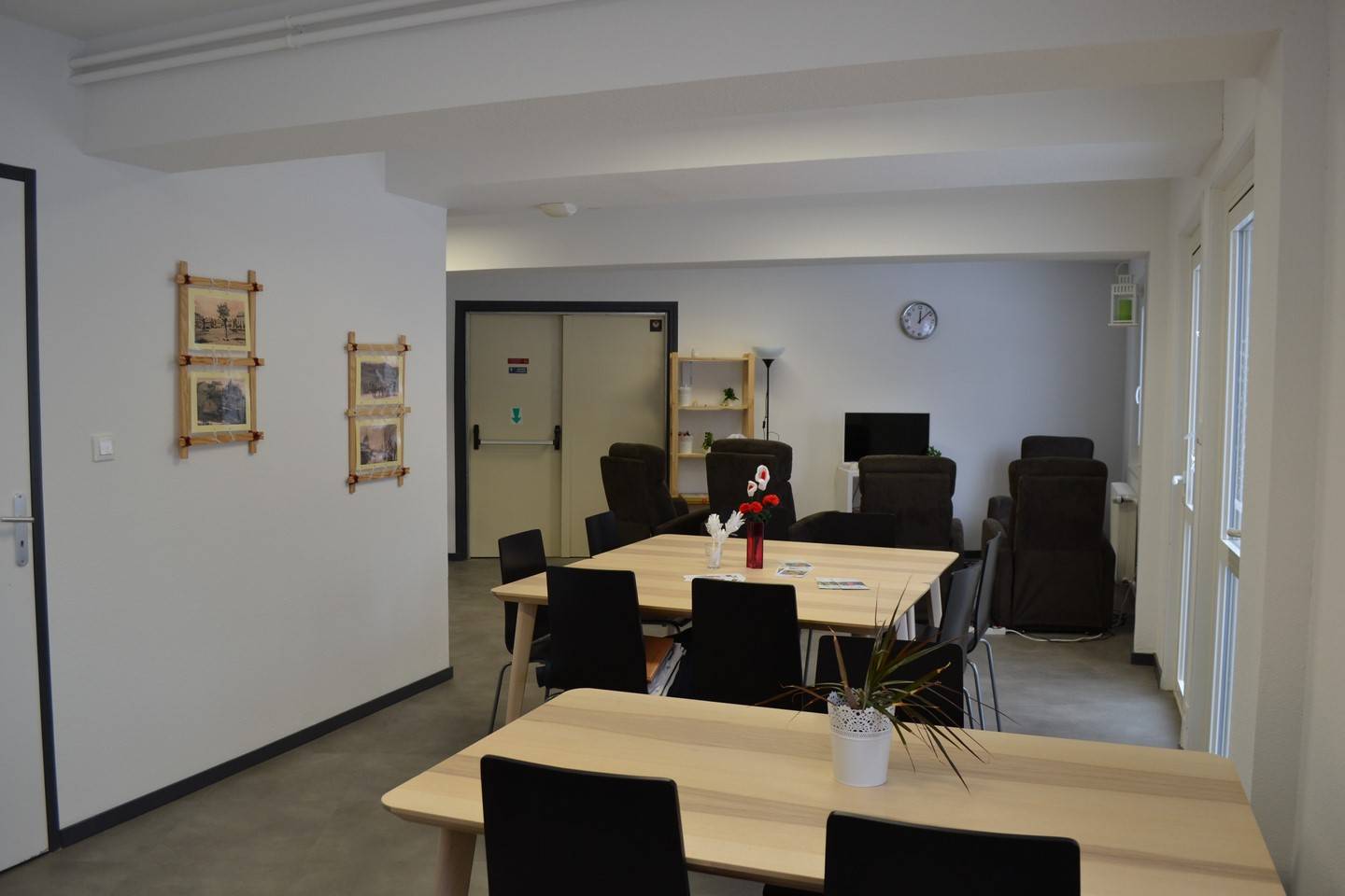 Fay sur Lignon. Centre village. Résidence service, 15 appartements. Garages