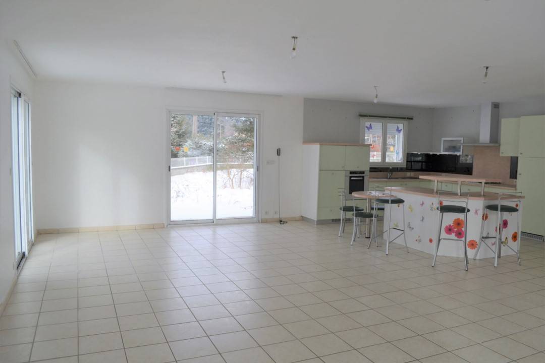 Villa de plain pied à Mars. 2000m² de terrain