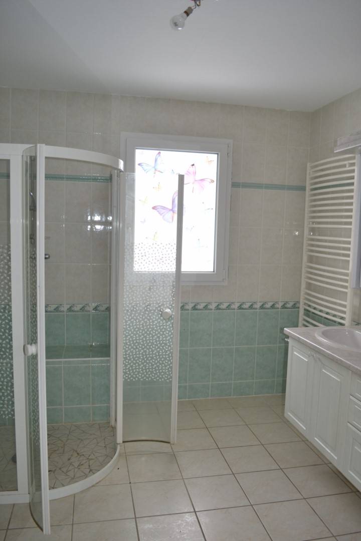 Villa de plain pied à Mars. 2000m² de terrain