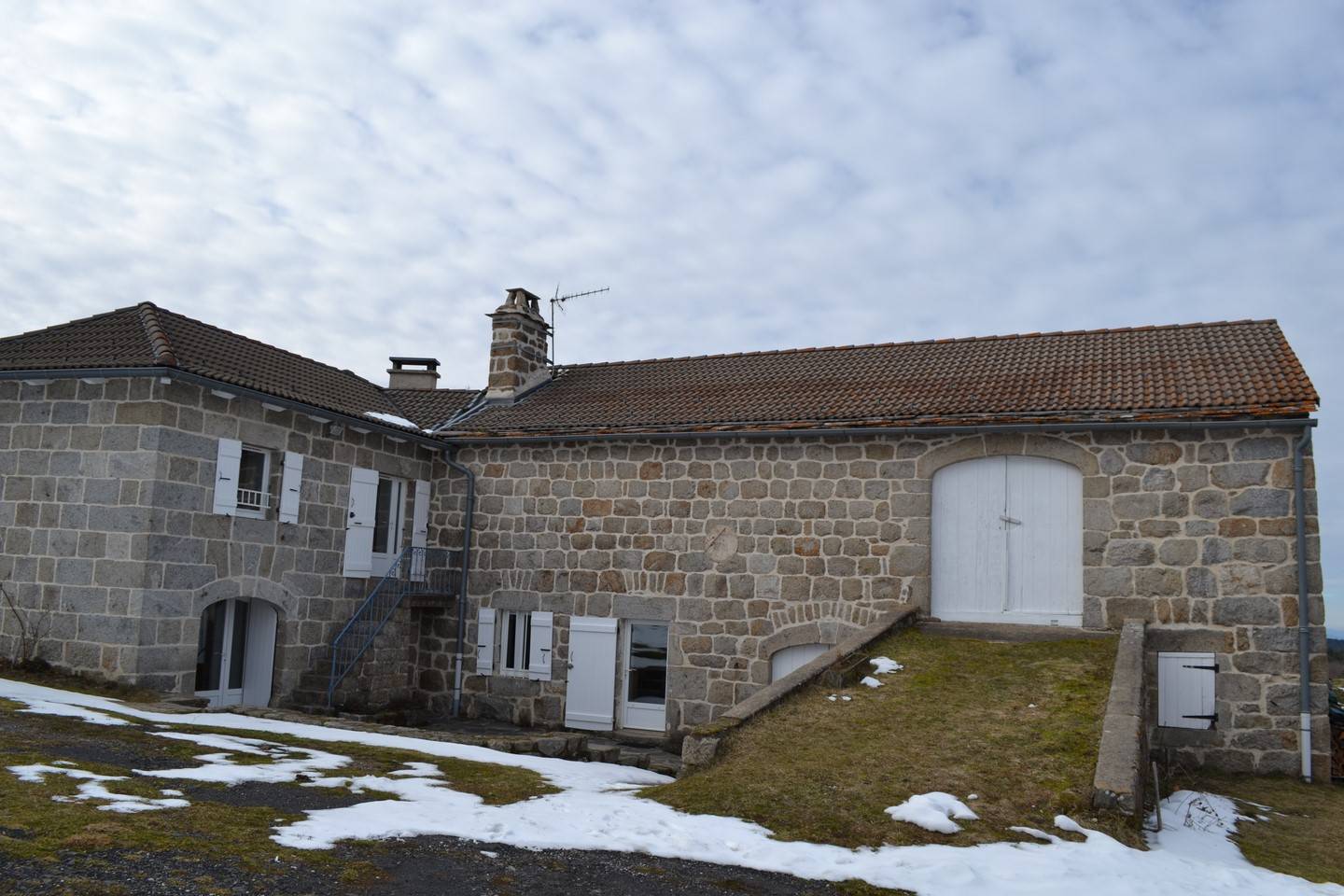 Campagne de St Jeures. Ancienne ferme. 3.5 Ha de terrain.