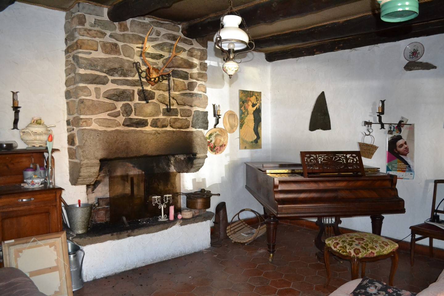 Maison 280m² et nombreuses possibilités. Terrasse.