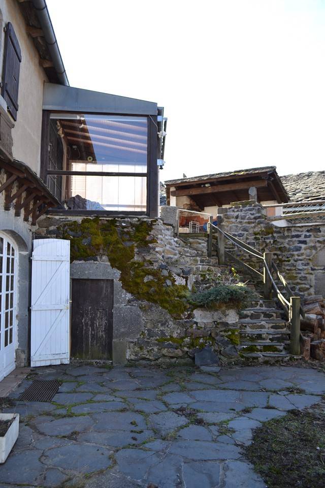 Maison 280m² et nombreuses possibilités. Terrasse.