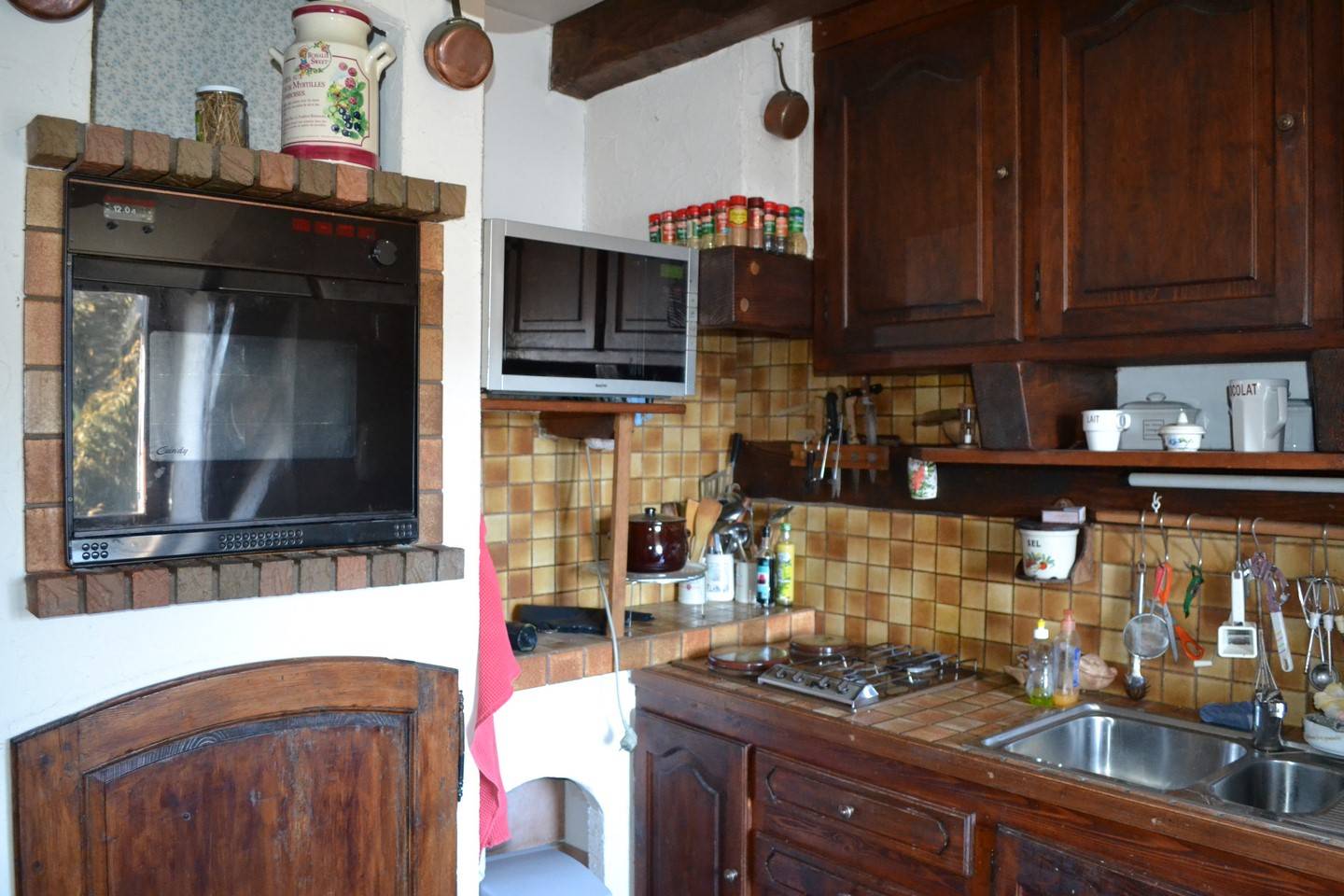 Maison 280m² et nombreuses possibilités. Terrasse.