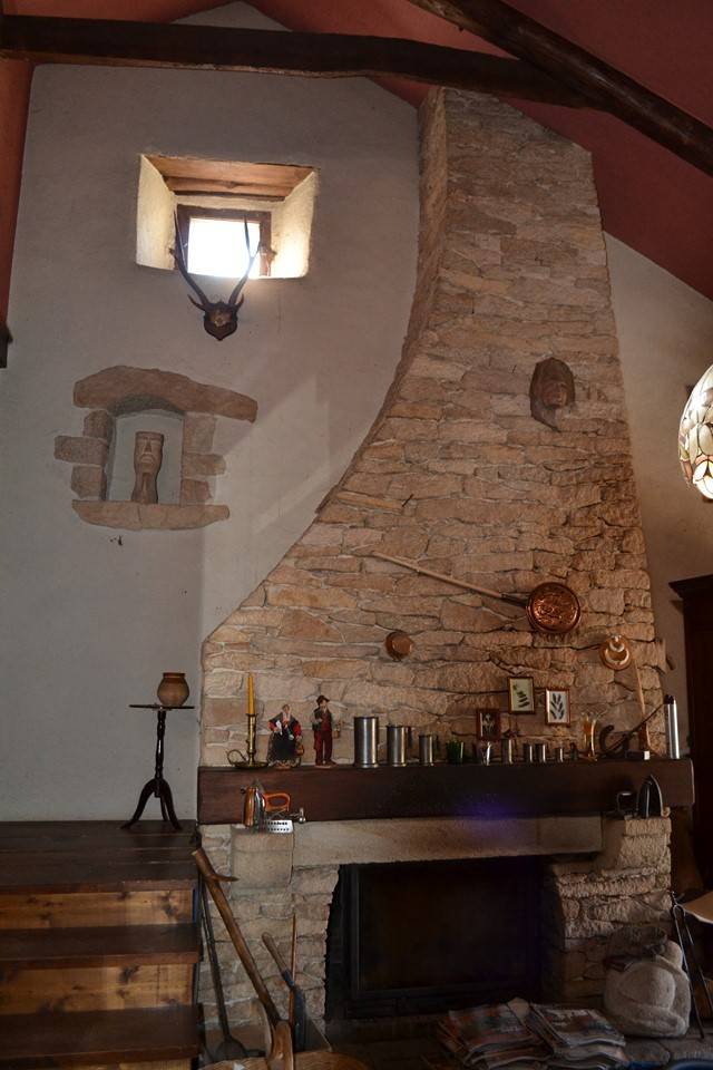 Maison 280m² et nombreuses possibilités. Terrasse.