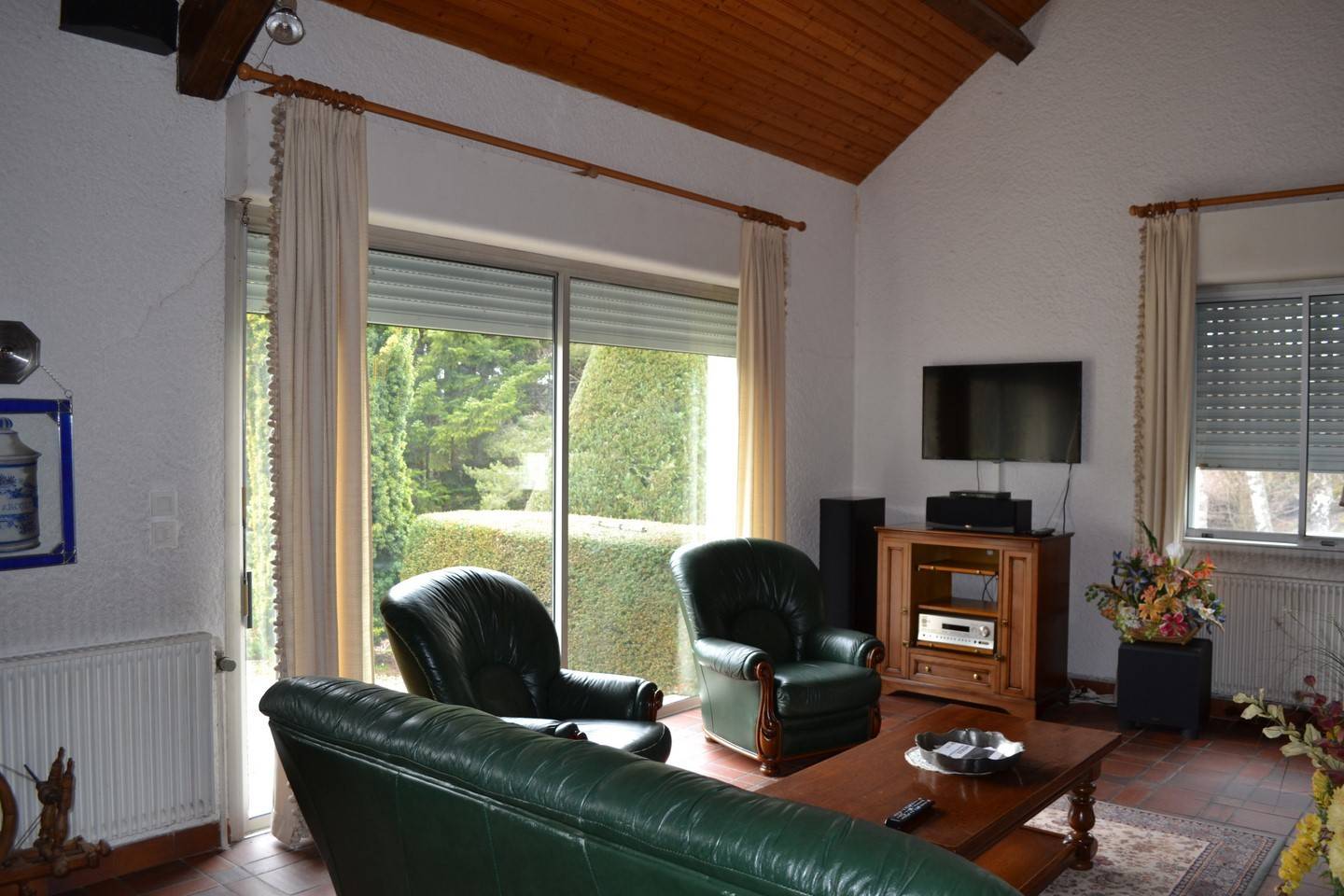 3km du Chambon sur Lignon. Environnement agréable. 4300m² de terrain.