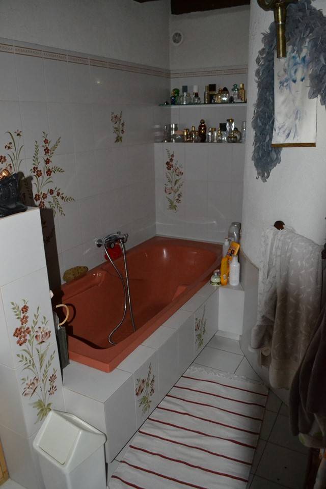 Maison 280m² et nombreuses possibilités. Terrasse.