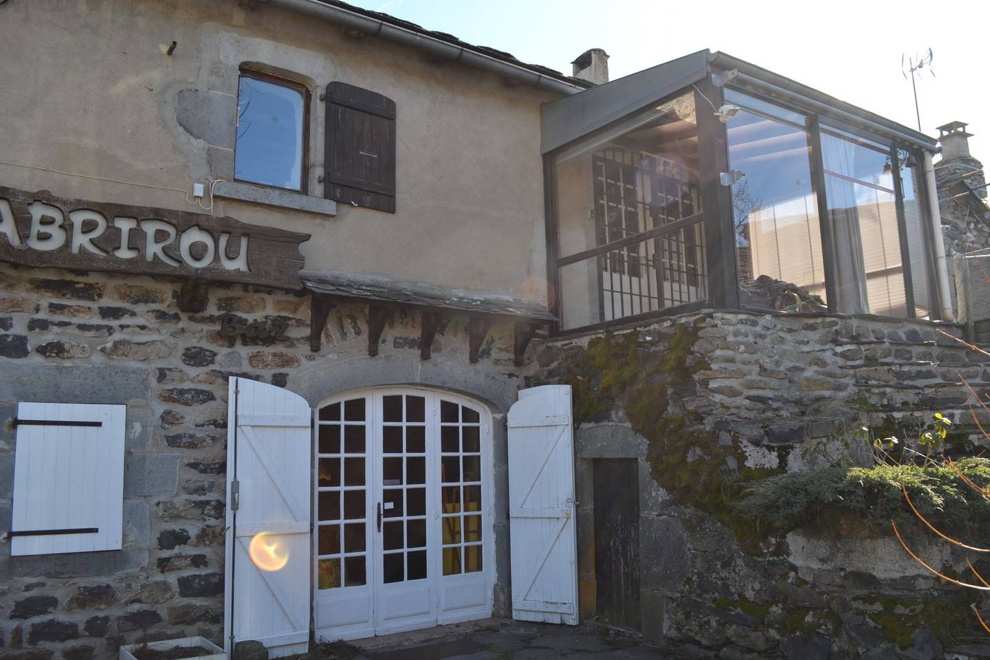 Maison 280m² et nombreuses possibilités. Terrasse.