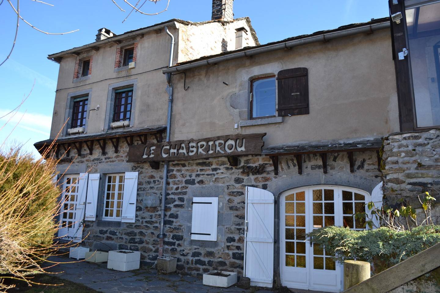 Maison 280m² et nombreuses possibilités. Terrasse.