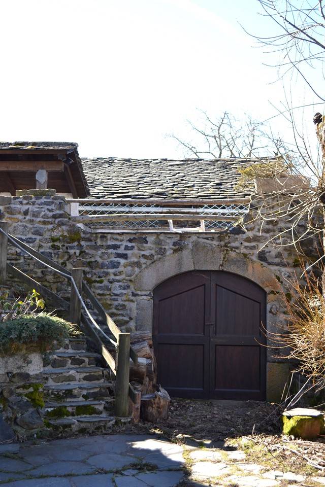 Maison 280m² et nombreuses possibilités. Terrasse.