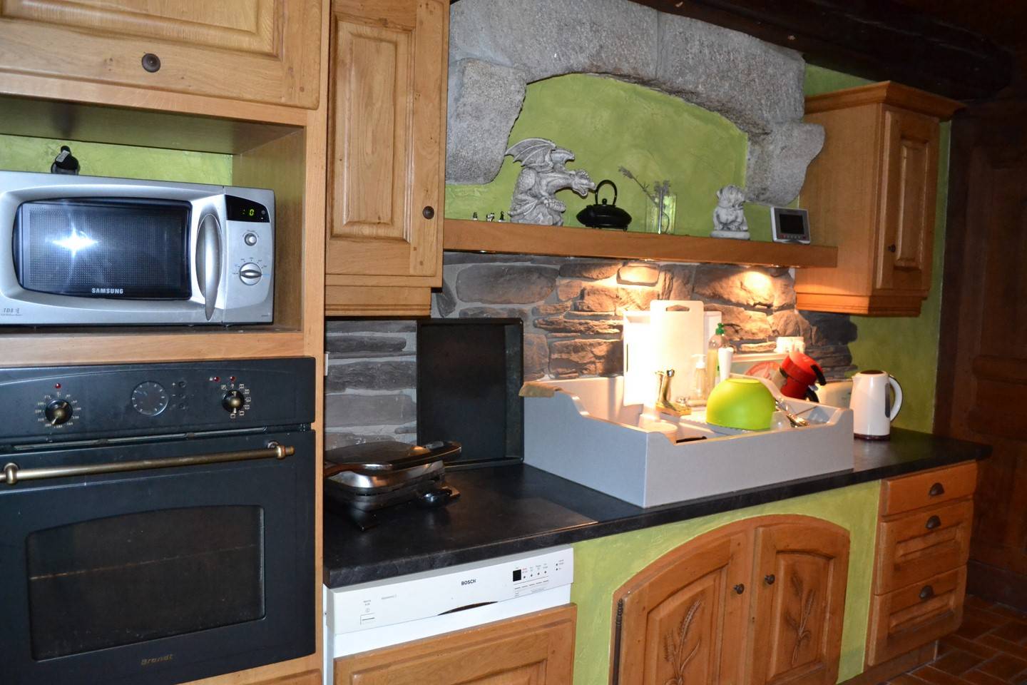 Campagne de St Jeures. Couverture Lauzes. 2500m² de terrain attenant