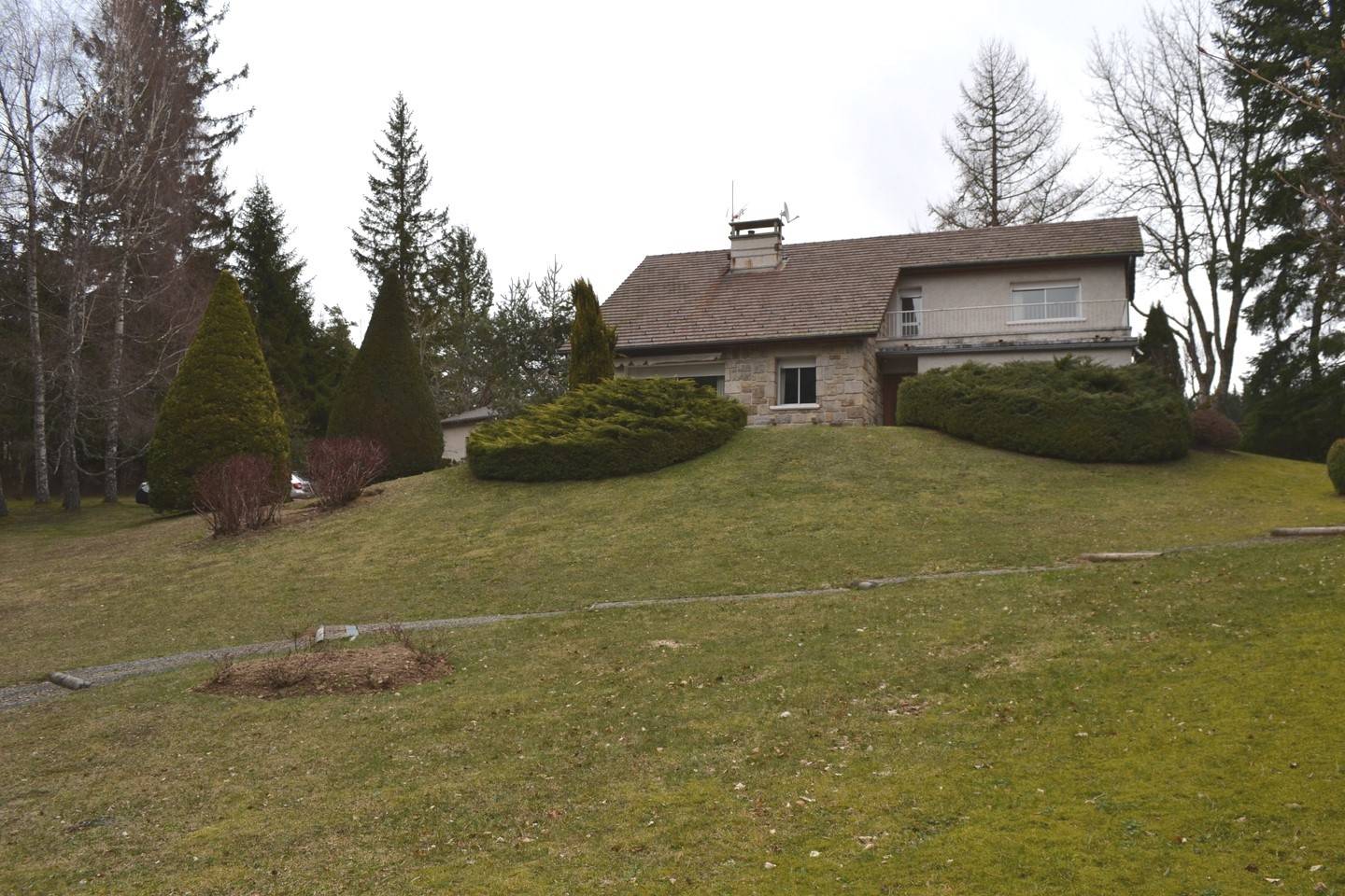 3km du Chambon sur Lignon. Environnement agréable. 4300m² de terrain.