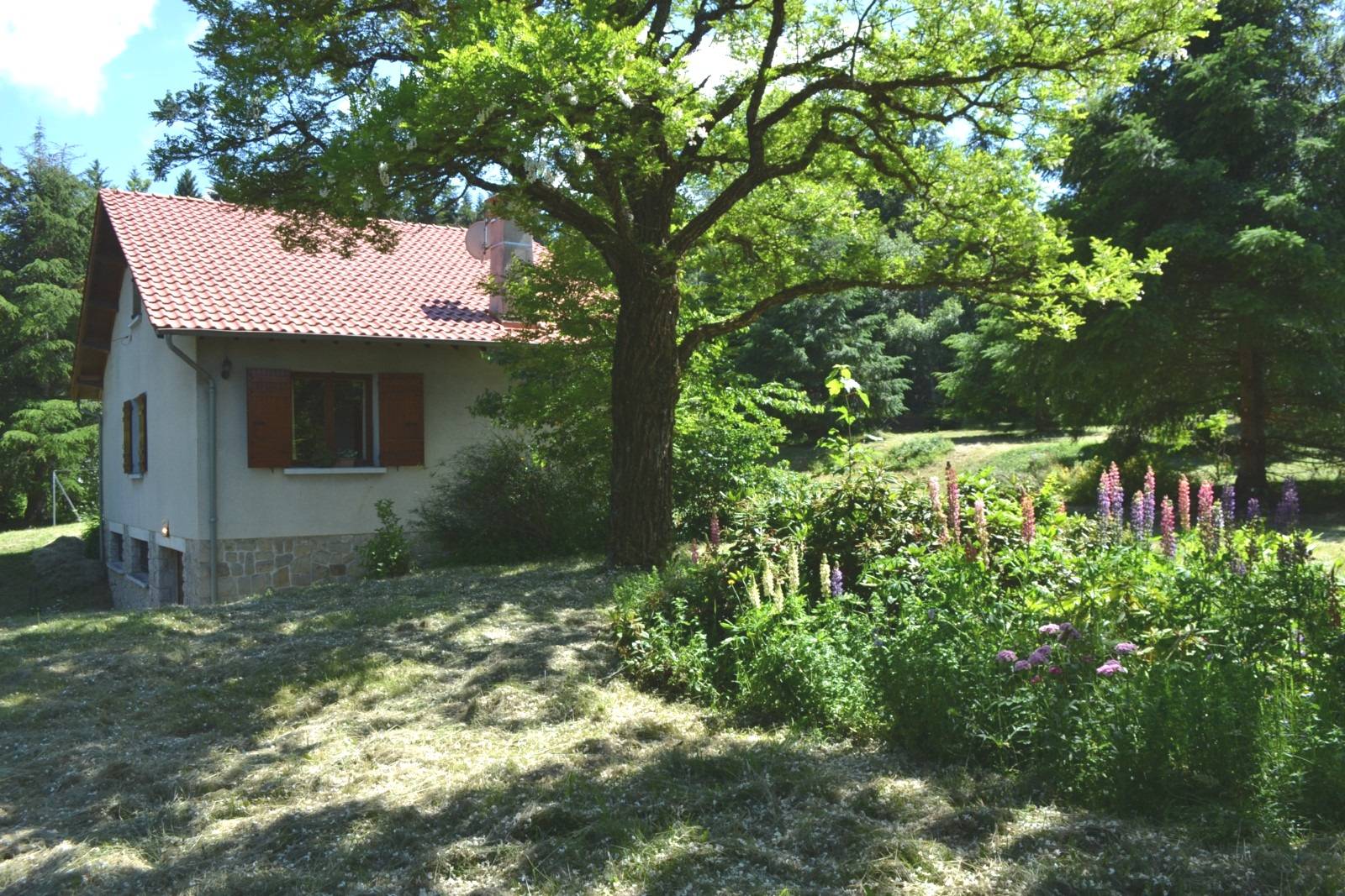 Campagne de Tence. Charmante petite maison dans joli parc arboré.