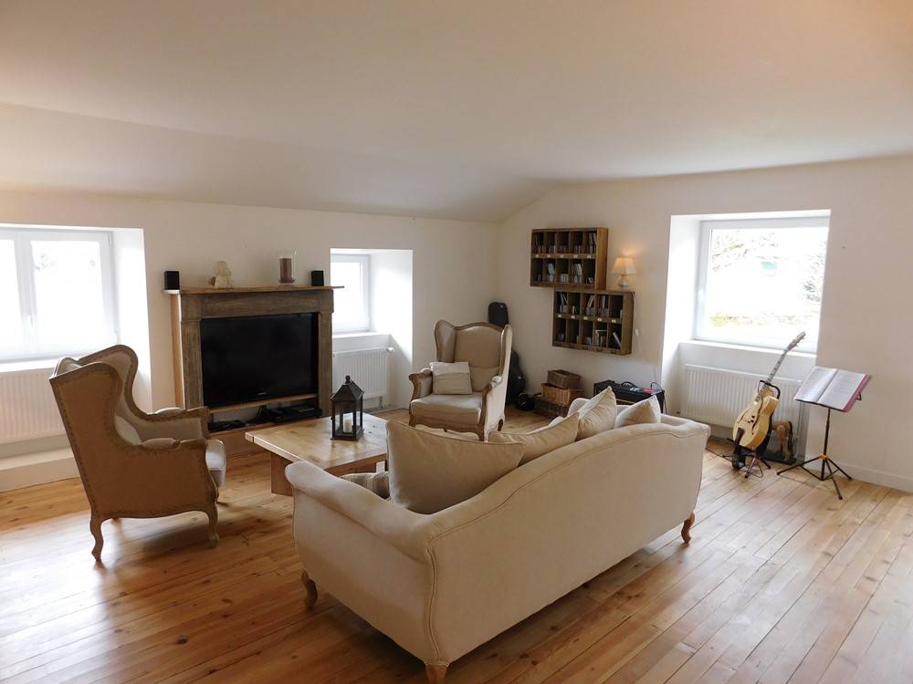 Mars Ferme rénovée. Beaucoup de cachet. Sans travaux.