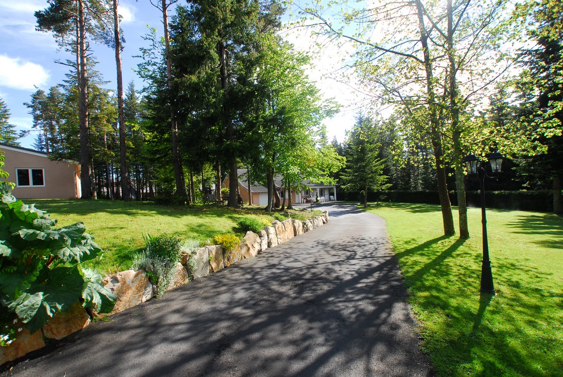 Maison de village T7 Le Chambon sur Lignon Construction récente TBE et fonctionnelle. Terrain 2900m² arboré.