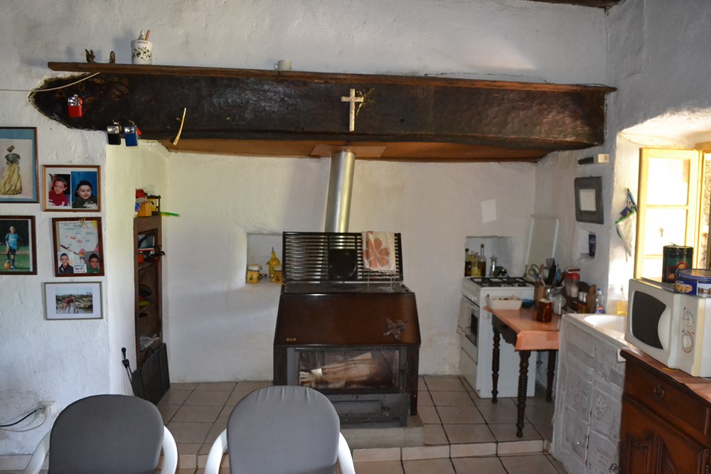 Borée En partie rénovée. Vue. Cachet. Environ 4Ha de terrain.