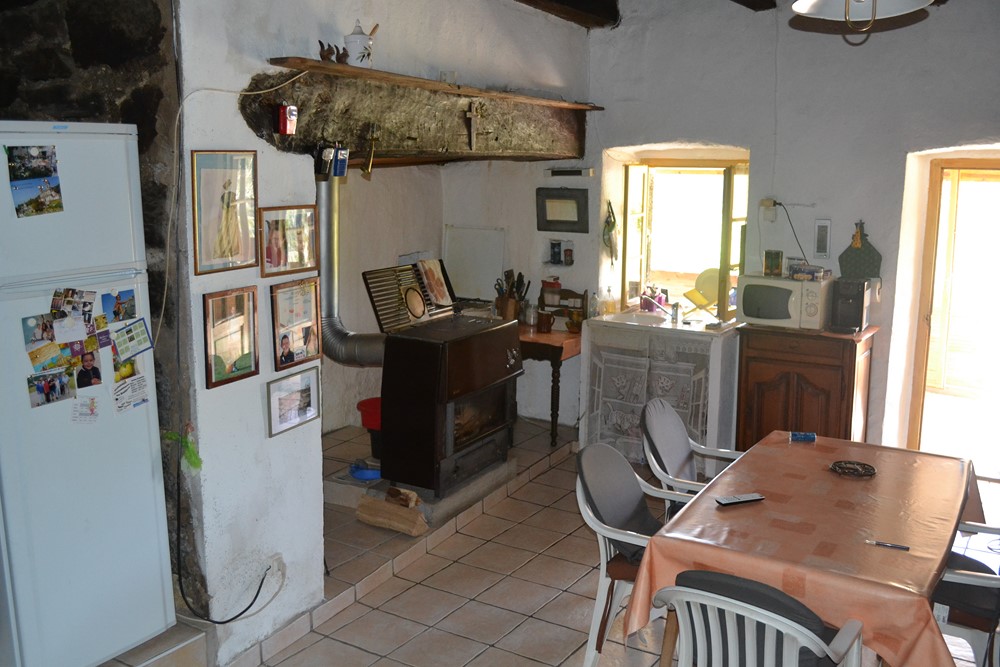 Borée En partie rénovée. Vue. Cachet. Environ 4Ha de terrain.