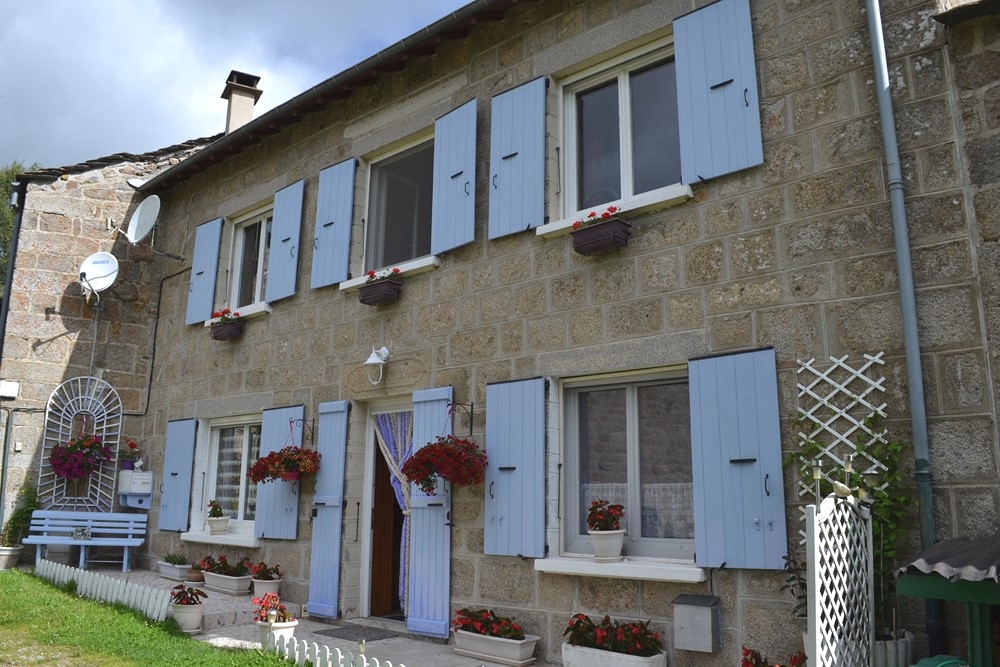 A vendre maison en pierre avec jardin 43520