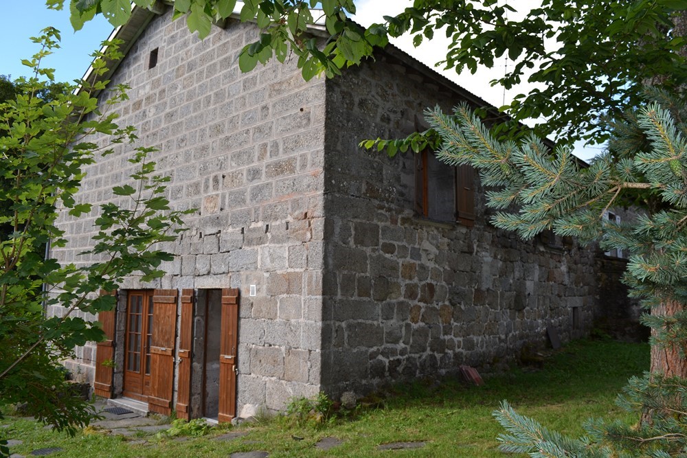 Maison de hameau  Campagne du Mazet Volumes spacieux. Bachat en pierres. 1800m² de terrain