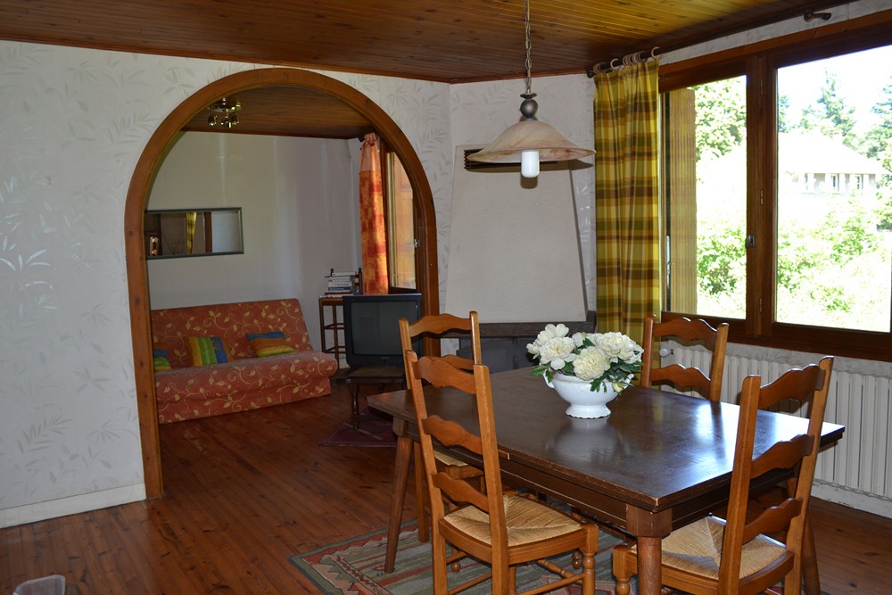 Maison de village Le Mazet Saint Voy Plain pied. Centre village. Grandes dépendances.