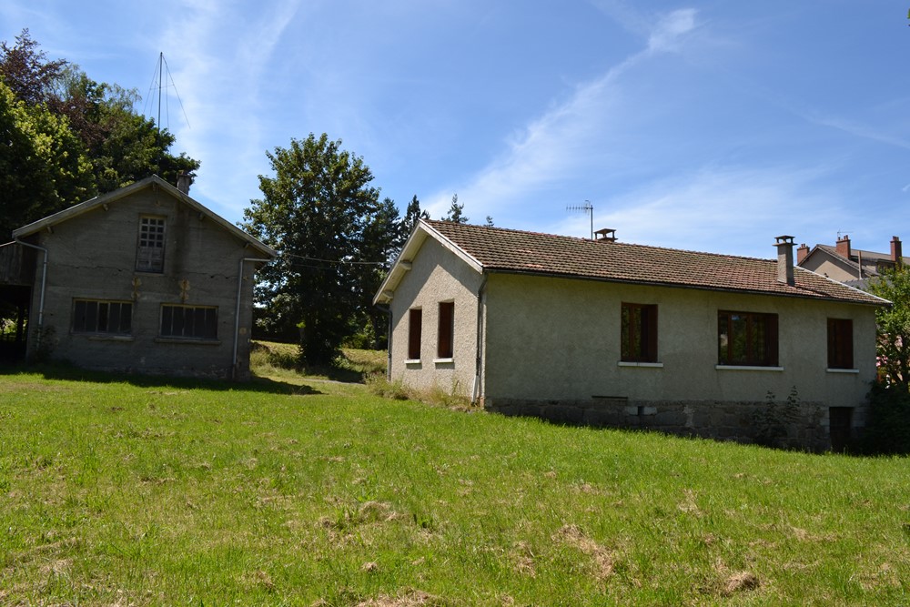 Maison de village Le Mazet Saint Voy Plain pied. Centre village. Grandes dépendances.