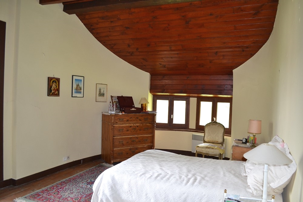 Villas St Agrève Terrain 4900 m². Centre village. Cachet.