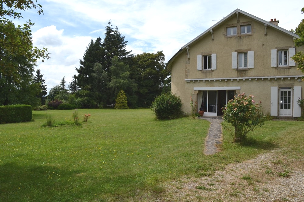 Villas St Agrève Terrain 4900 m². Centre village. Cachet.