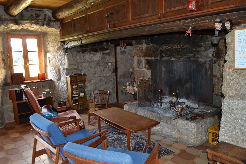 T5 Le Chambon Sur Lignon Ferme rénovée. 11Ha attenants. Cheminée. Charpente bateau