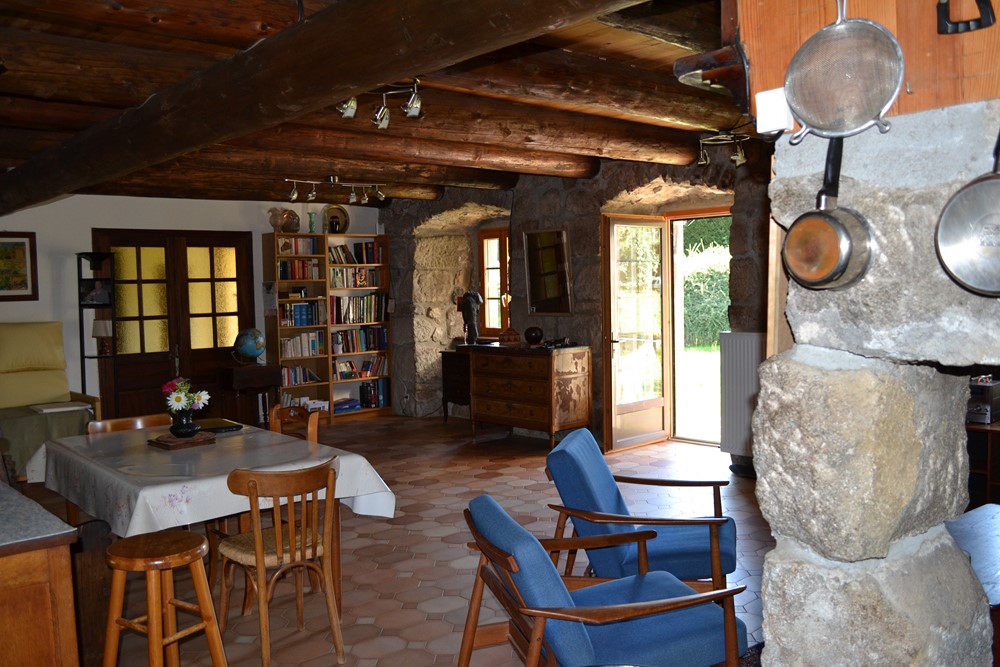 T5 Le Chambon Sur Lignon Ferme rénovée. 11Ha attenants. Cheminée. Charpente bateau