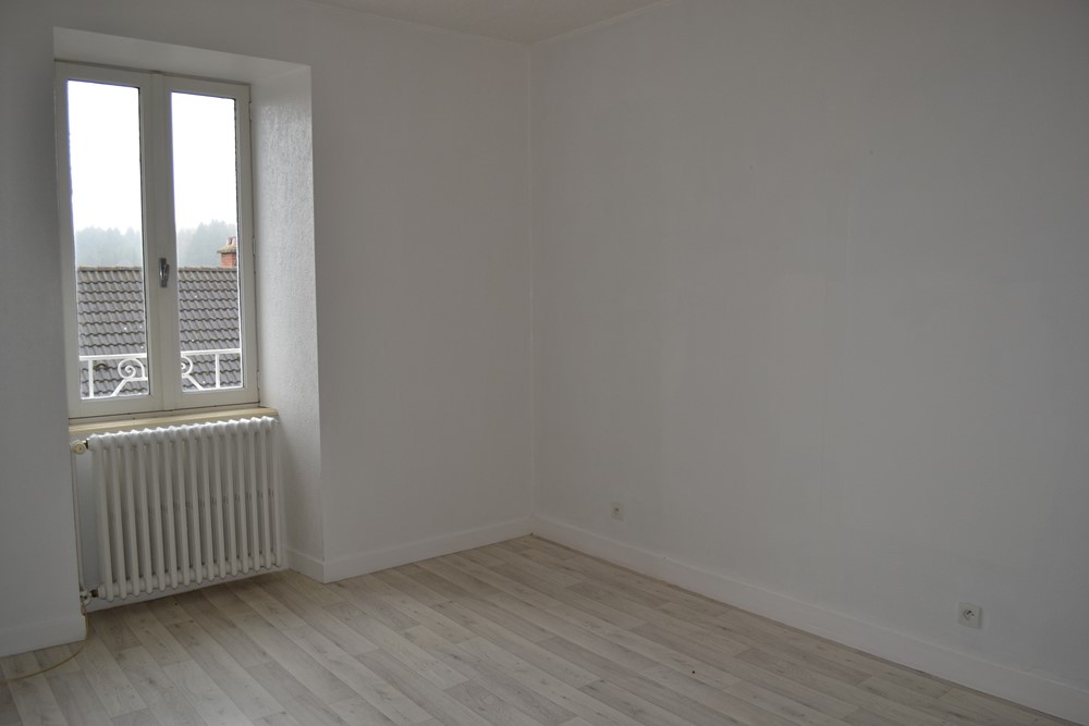 Appartement T4 Le Chambon sur Lignon Appartement rénové. CC fuel individuel. 2ème étage + combles