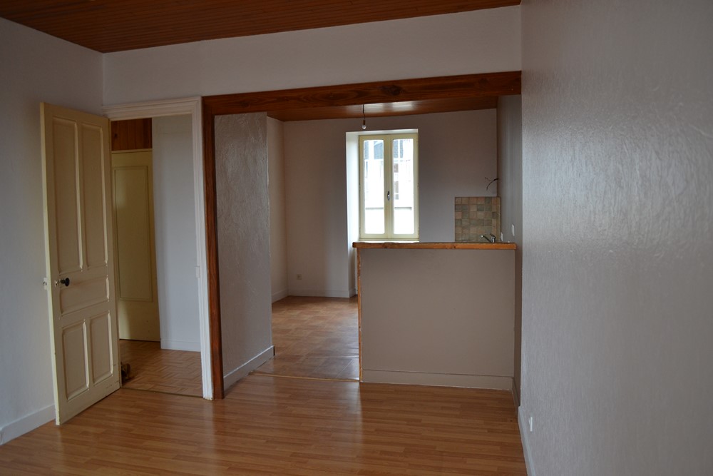 Appartement T4 Le Chambon sur Lignon Appartement rénové. CC fuel individuel. 2ème étage + combles