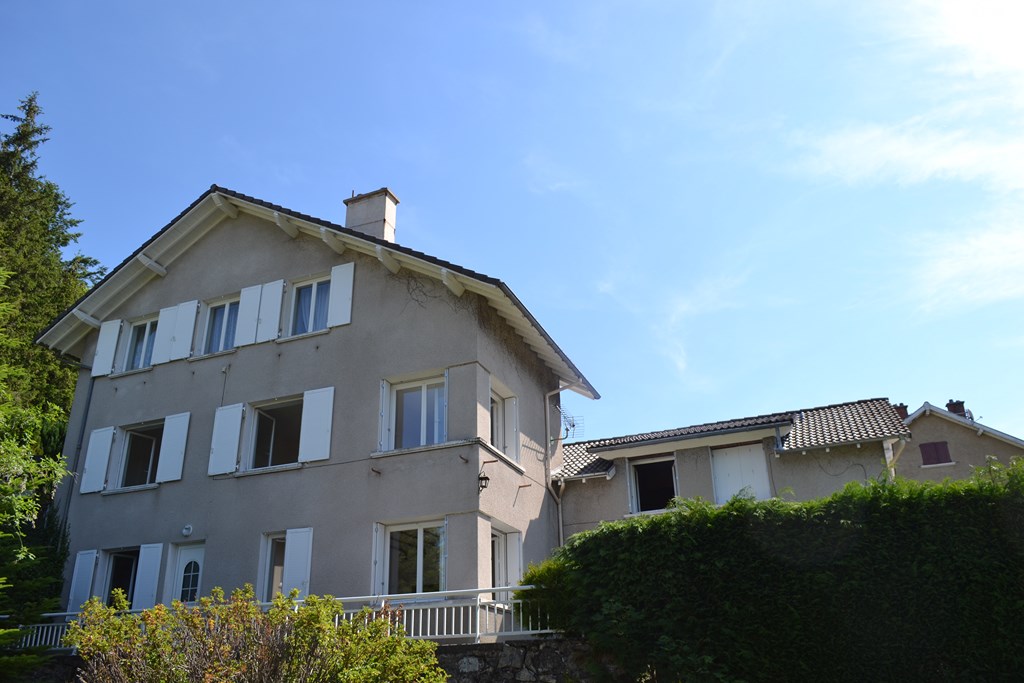 Villas T7 Le Chambon sur Lignon centre Grandes dépendances. Garage. Luminosité. Habitable immédiatement.