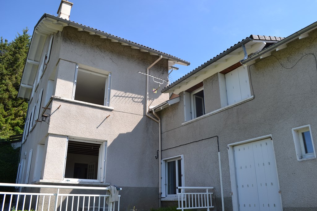 Villas T7 Le Chambon sur Lignon centre Grandes dépendances. Garage. Luminosité. Habitable immédiatement.