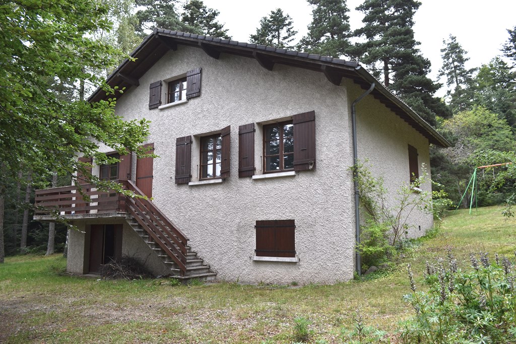 Villas Le Chambon sur Lignon 5800m² prés et forêts. Calme.  Villas Le Chambon sur Lignon 5800m² prés et forêts. Calme.