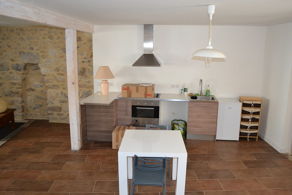 Local commercial T4 pièces  Le Chambon sur Lignon rénové entièrement. Local commercial 4 pièces  Le Chambon sur Lignon Centre village rénové entièrement.