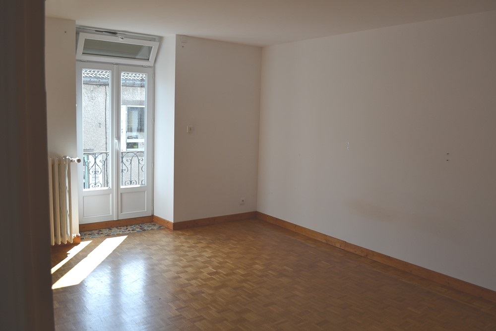 T3 Le Chambon sur Lignon Appartement vide     3 Le Chambon sur Lignon Centre village Appartement vide