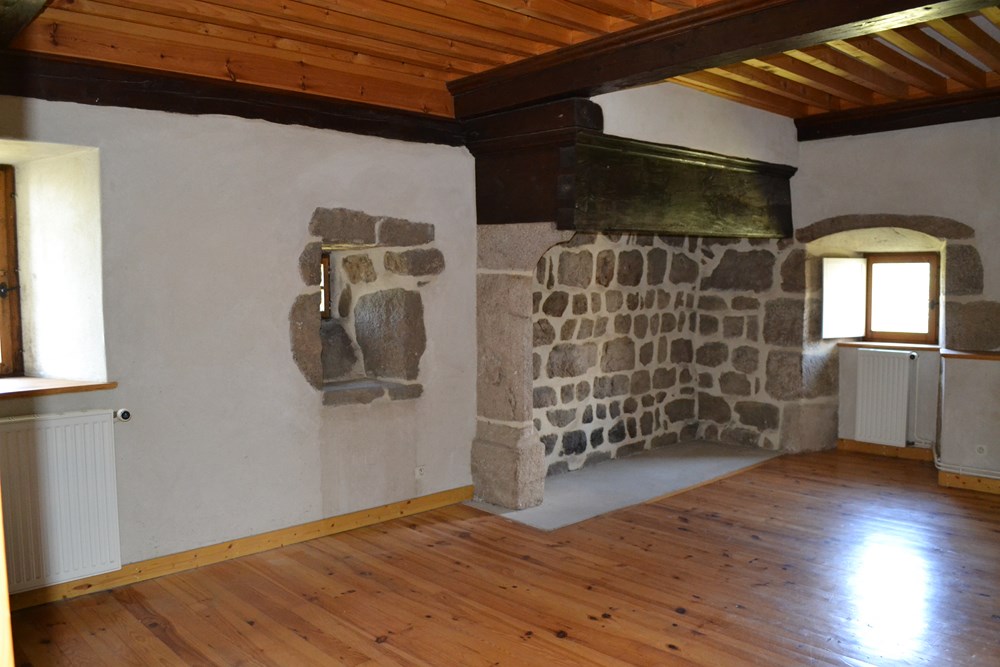 Ancienne ferme T3 Campagne de Tence Dépendances: grange et écurie. Terrain 760m².