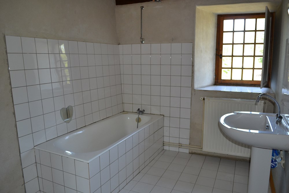 Ancienne ferme T3 Campagne de Tence Dépendances: grange et écurie. Terrain 760m².