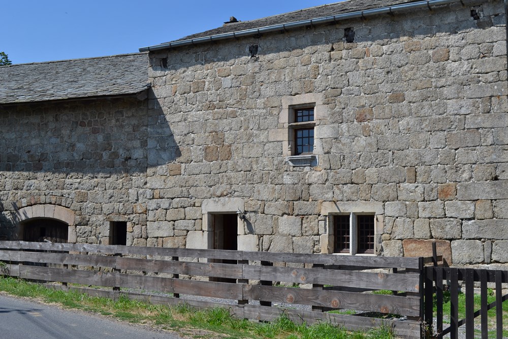 Ancienne ferme T3 Campagne de Tence Dépendances: grange et écurie. Terrain 760m².
