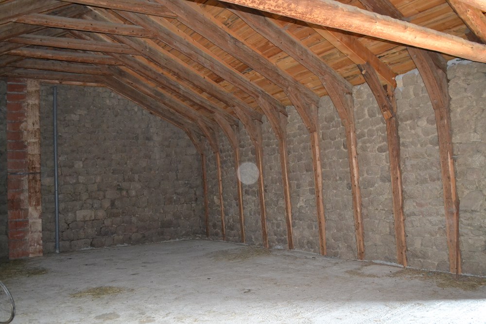 Ancienne ferme T3 Campagne de Tence Dépendances: grange et écurie. Terrain 760m².