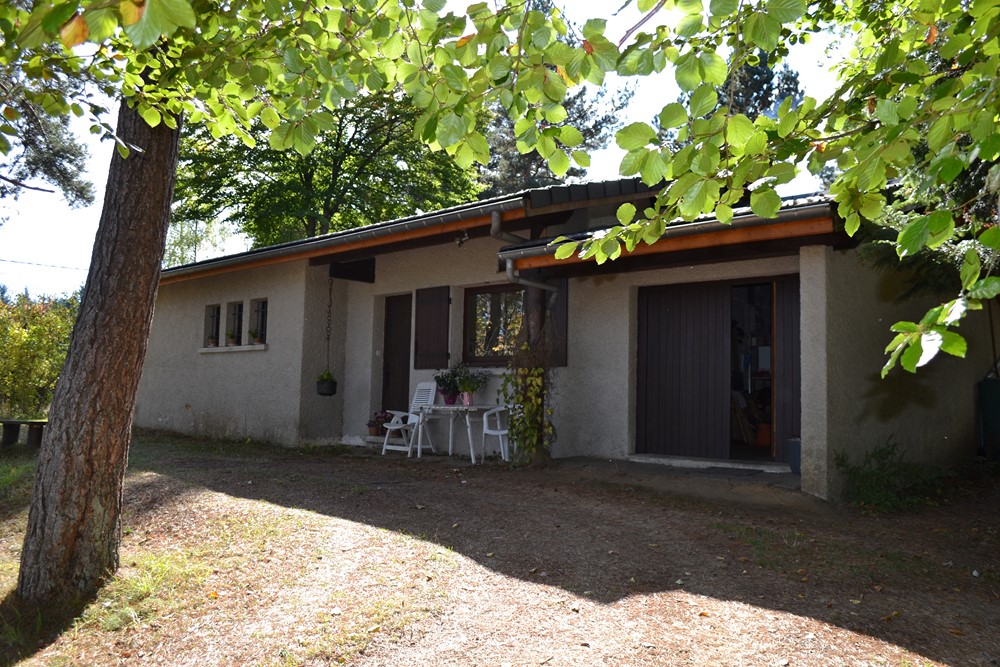 Villa  T3 Le Chambon Sur Lignon Plain pied. Calme. Parcelle boisée.