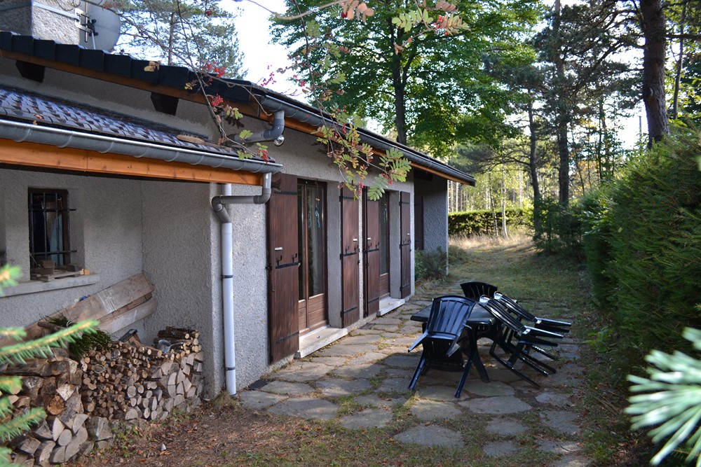 Villa  T3 Le Chambon Sur Lignon Plain pied. Calme. Parcelle boisée.