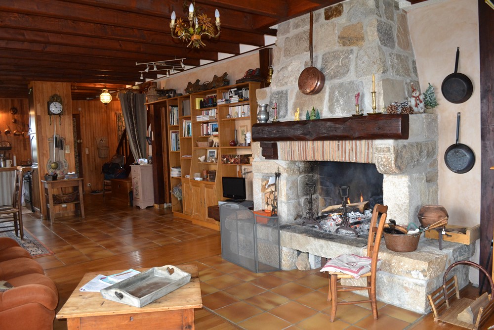 CHALET T5 Limite Ardèche Haute Loire Vue exceptionnelle. Qualité de construction. Exposition Sud.