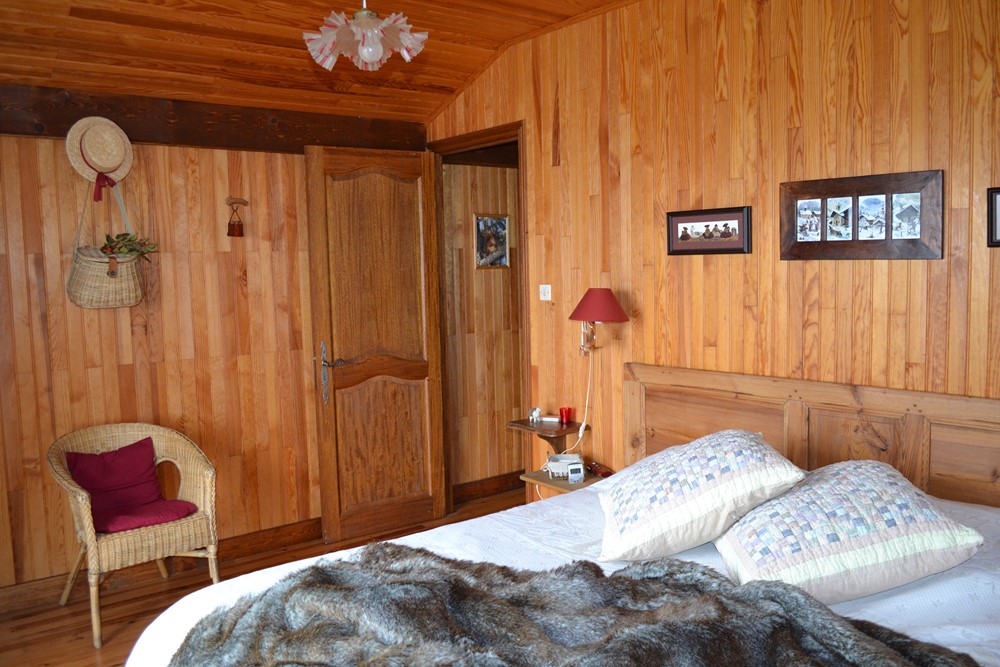 CHALET T5 Limite Ardèche Haute Loire Vue exceptionnelle. Qualité de construction. Exposition Sud.