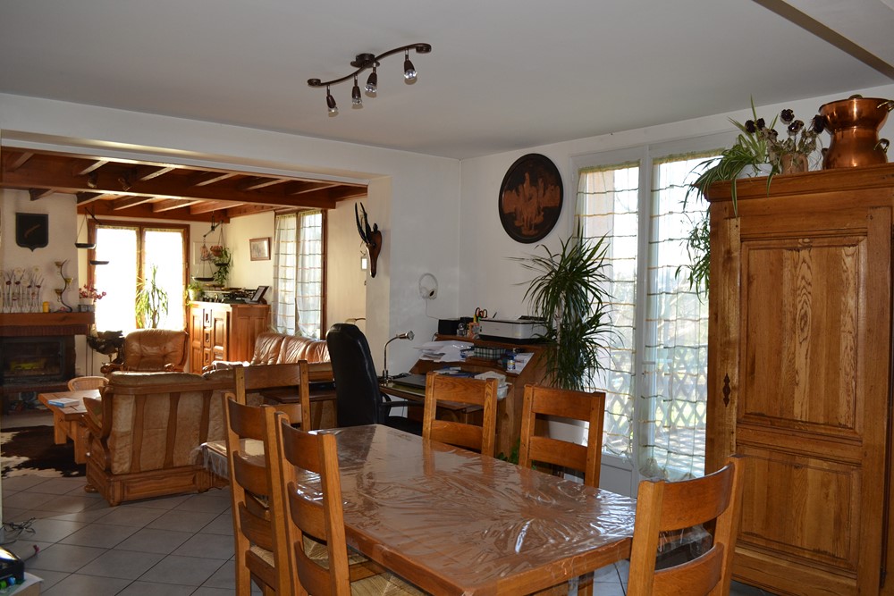 Maison T5 Le Chambon sur Lignon Proche village et bois. Terrasses et dépendances. Maison 5 Le Chambon sur Lignon Proche village et bois. Terrasses et dépendances.