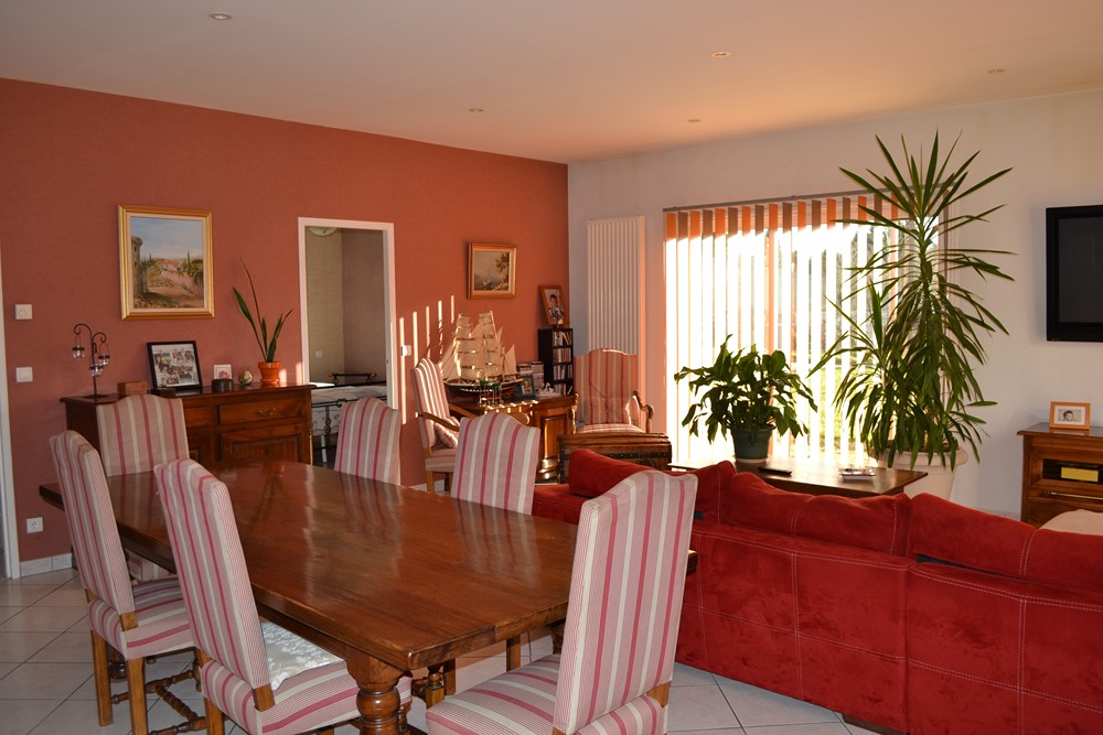Villa avec entrepôt T4 Villa avec entrepôt, parfait état. Sans travaux. Villa avec entrepôt 4 Villa avec entrepôt, parfait état. Sans travaux.